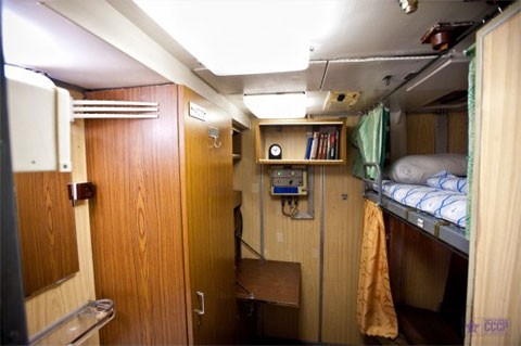 Một góc khác trong phòng ngủ của các thủy thủ trên tàu ngầm hạt nhân lớp Akula. Ảnh: Qianlong